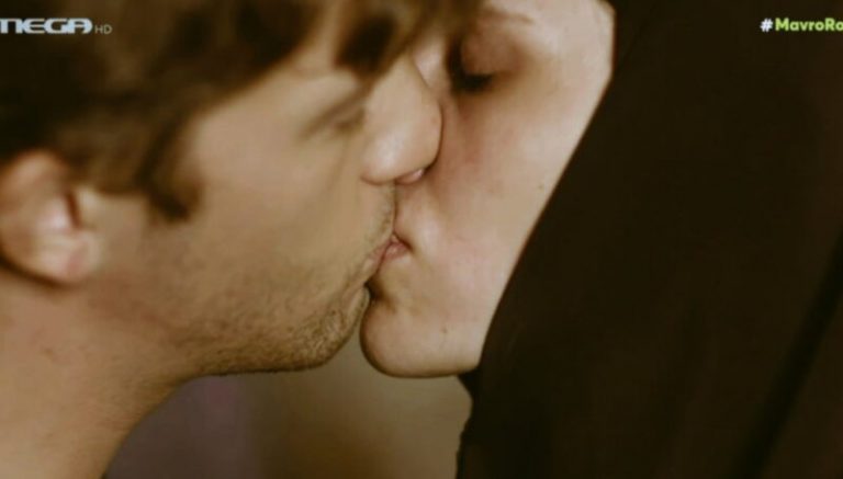 Μαύρο Ρόδο: «Το φιλί δεν είναι για να εξηγείται, αλλά για να δίνεται» – Η ατάκα του Πέτρου που «γκρέμισε» το Twitter