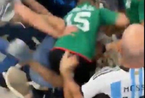 Εικόνες σοκ στο Κατάρ: Άγριο ξύλο ανάμεσα σε Αργεντινούς και Μεξικανούς