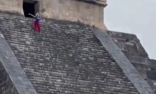 Μεξικό: Προπηλάκισαν τουρίστρια που σκαρφάλωσε σε πυραμίδα των Μάγια