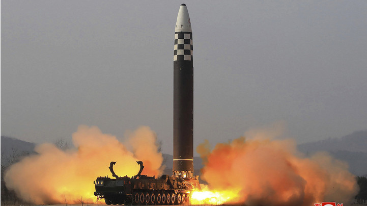 Βόρεια Κορέα: Τρείς νέες εκτοξεύσεις βαλλιστικών πυραύλων - Ο ένας ήταν μεγάλου βεληνεκούς