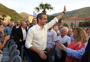 ΝΔ: Επειγόντως… εξωστρέφεια – Στην πλατεία, στο μπαρ, στο εργοτάξιο