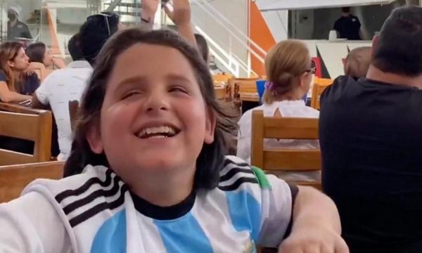 Συγκλονιστικό: Ο πανηγυρισμός ενός τυφλού πιτσιρικά όταν ο πατέρας του περιγράφει πως ο Μέσι σκοράρει με το Μεξικό