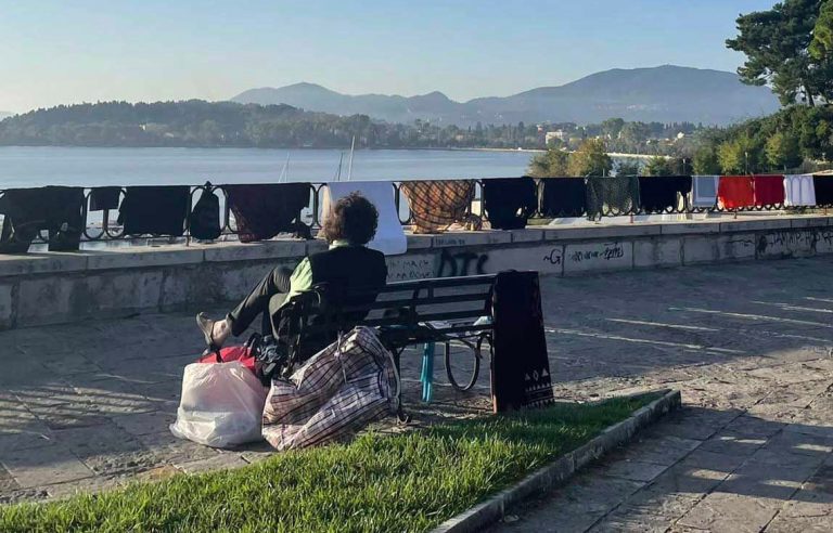 Κέρκυρα: Τουρίστας άπλωσε μπουγάδα σε ιστορικά τείχη