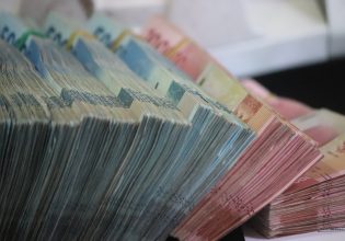 Προϋπολογισμός 2023: Στη Βουλή κατατέθηκε το τελικό κείμενο