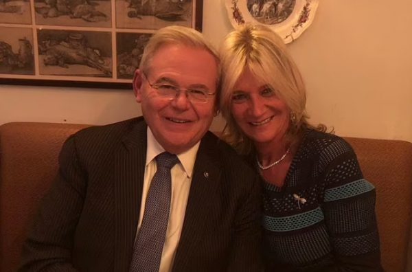 Μπομπ Μενέντεζ: Έρευνα σε βάρος της συζύγου του για δωροδοκία