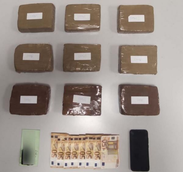 Θεσσαλονίκη: Ζευγάρι έκρυβε δέκα κιλά ηρωίνη στην πόρτα του αυτοκινήτου