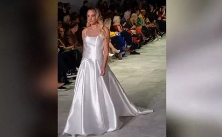 Νεφέλη Λιβιεράτου: Στα χνάρια της μαμάς της – Περπάτησε στην πασαρέλα και εντυπωσίασε