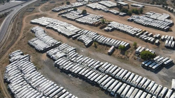 Λίγα λεπτά από την Αθήνα: Το μεγαλύτερο «νεκροταφείο» λεωφορείων – Εντυπωσιακό βίντεο