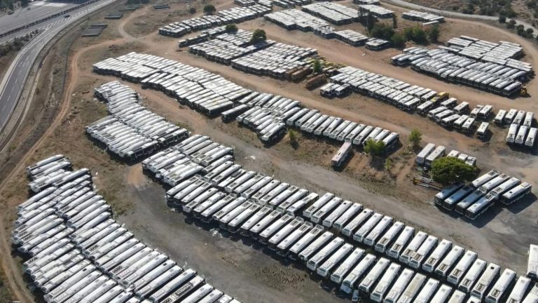 Λίγα λεπτά από την Αθήνα: Το μεγαλύτερο «νεκροταφείο» λεωφορείων – Εντυπωσιακό βίντεο