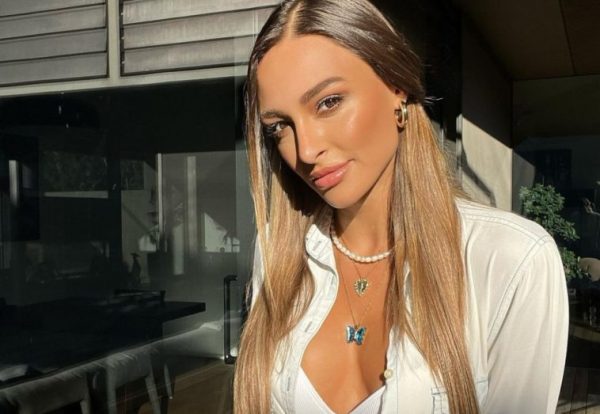 Προκαλεί… ζάλη η καυτή Ναυσικά Παναγιωτακοπούλου – Πίνει τσάι με τα εσώρουχα στο τζάκι!