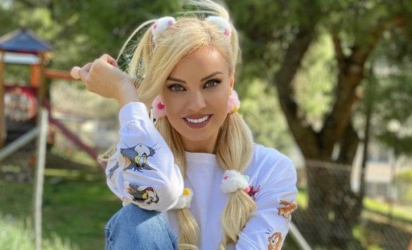 Τζούλια Νόβα: Διέγραψε τη φωτογραφία με το μεσαίο δάχτυλο – Η εξήγηση που δίνει