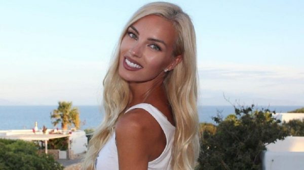 Η γυμvόστnθn φωτογραφία της Τζούλια Νόβα που… χαζεύει κόσμο και κοσμάκη!