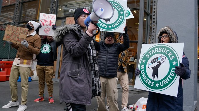 Starbucks: «Η Εξέγερση της Κόκκινης Κούπας» - Εργαζόμενοι διαδηλώνουν για τα δικαιώματά τους