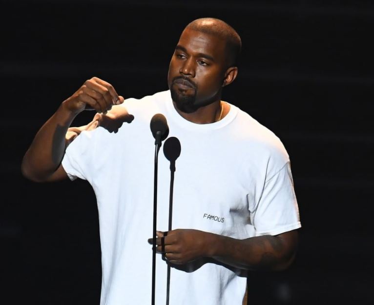 ΗΠΑ: «Άνθρωπο με σοβαρά προβλήματα που τυχαίνει να είναι μαύρος» αποκάλεσε τον Κάνιε Γουέστ ο Ντόναλντ Τραμπ