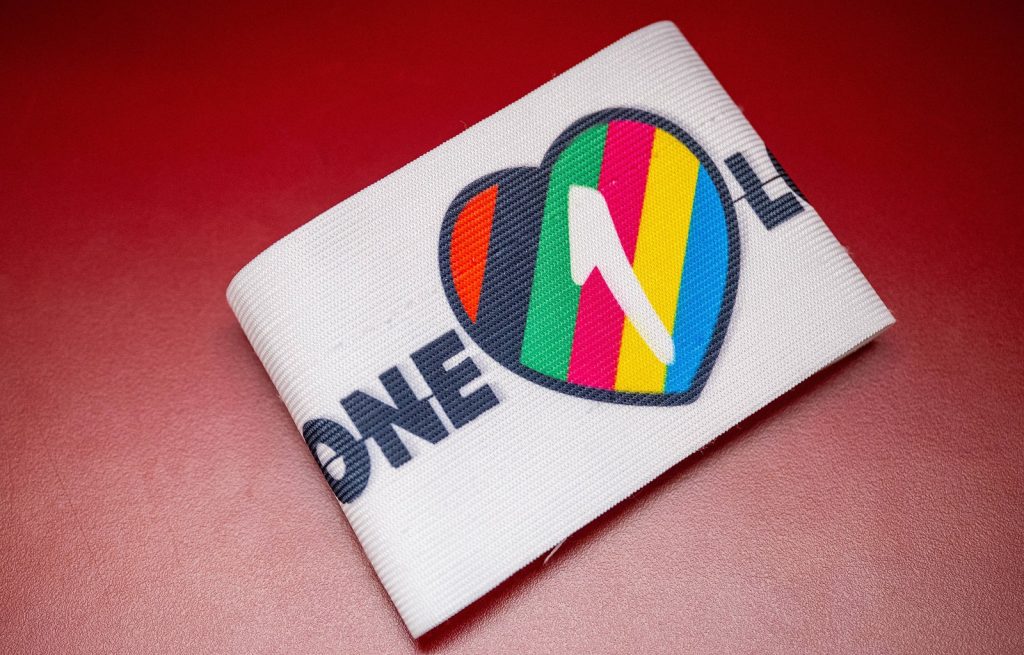 Ευρωβουλευτές φόρεσαν περιβραχιόνιο «OneLove» και την καταπάτηση των ΛΟΑΤΚΙ δικαιωμάτων στο Μουντιάλ