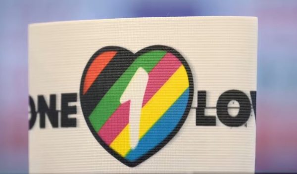 Κατάρ: Ρεπόρτερ του BBC στηρίζει τα δικαιώματα των ΛΟΑΤΚΙ+ στο Μουντιάλ 2022
