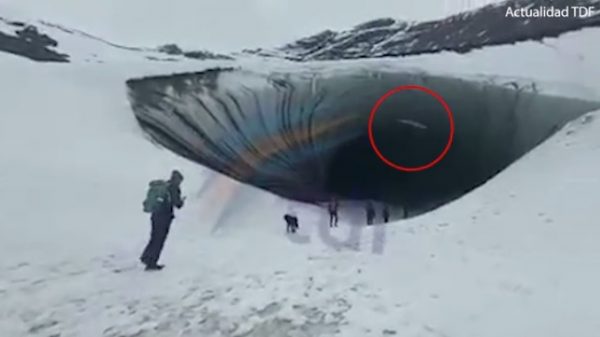 Η στιγμή που κομμάτι πάγου καταπλακώνει τουρίστα σε σπήλαιο της Αργεντινής