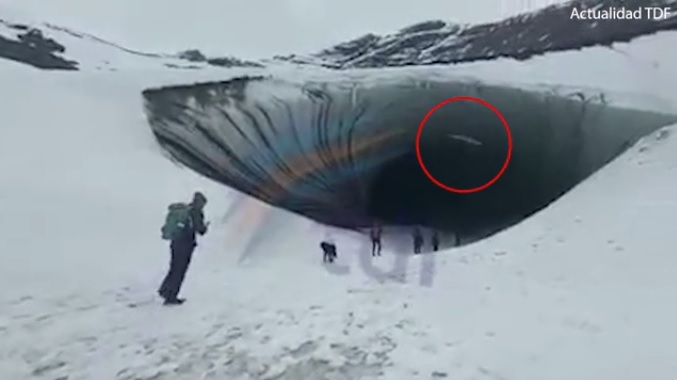 Η στιγμή που κομμάτι πάγου καταπλακώνει τουρίστα σε σπήλαιο της Αργεντινής