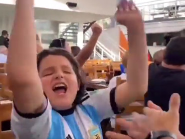 Λιώνει καρδιές: Πατέρας περιγράφει στον τυφλό γιο του το γκολ κι εκείνος πανηγυρίζει