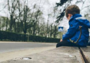 Πάτρα: Βρέθηκε παιδί να κοιμάται μόνο του στα σκαλιά θεάτρου