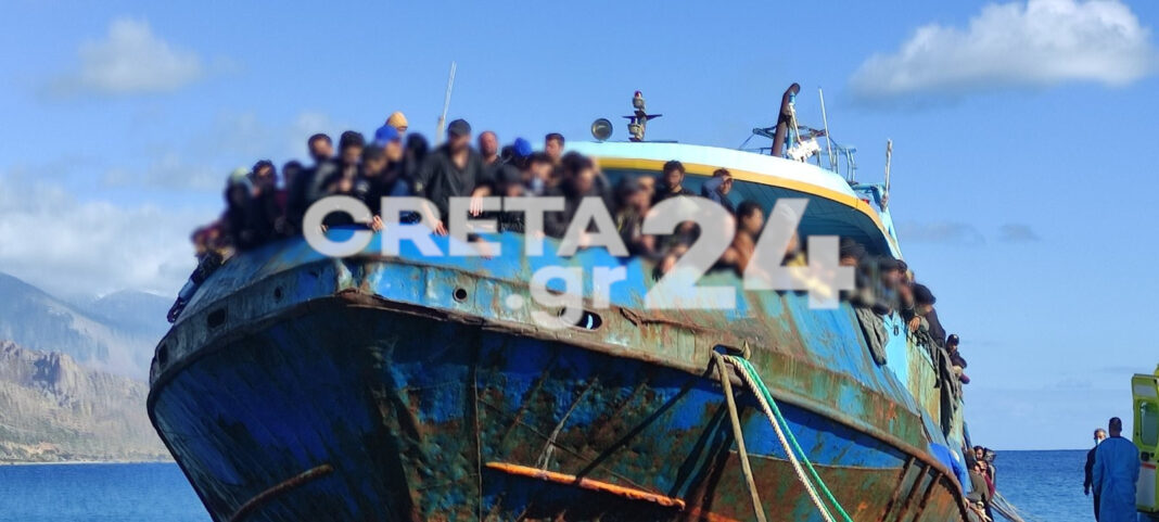 Χανιά: Υποχρεωτική εκκένωση του αλιευτικού που μετέφερε 500 μετανάστες