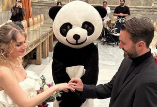 Κουμπάρος εμφανίστηκε σε γάμο στο δημαρχείο Αθηνών ντυμένος… πάντα