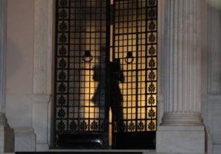 Μαξίμου: Το σχέδιο διαφυγής – Ζητούνται κινήσεις εξωστρέφειας