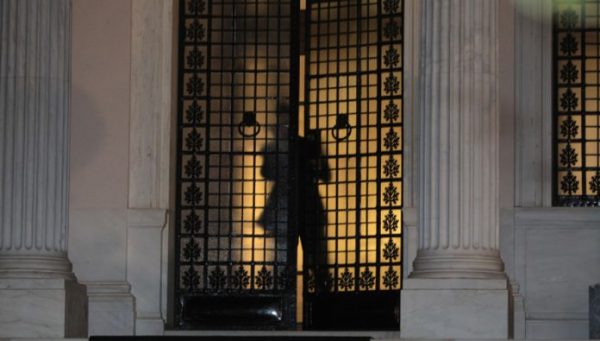 Μαξίμου: Το σχέδιο διαφυγής – Ζητούνται κινήσεις εξωστρέφειας