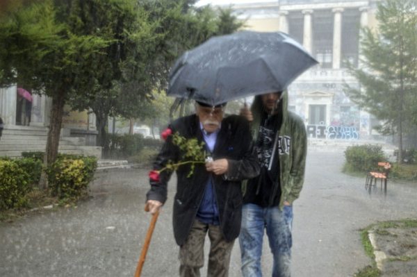 Ο Μανώλης Γλέζος υπό καταρρακτώδη βροχή στο Πολυτεχνείο – Μια ιστορική φωτογραφία