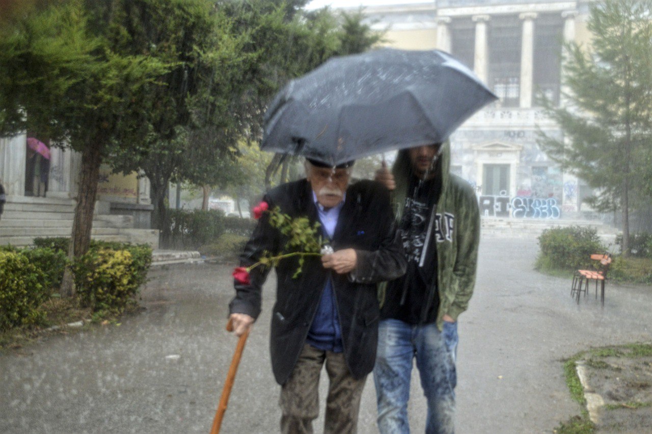 Ο Μανώλης Γλέζος υπό καταρρακτώδη βροχή στο Πολυτεχνείο - Μια ιστορική φωτογραφία
