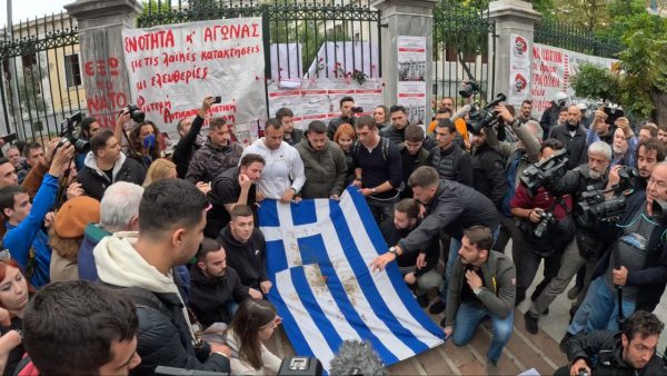 Πολυτεχνείο: Έκλεισαν οι πύλες – Ξεκίνησαν οι πορείες – Ποιοι δρόμοι θα είναι κλειστοί