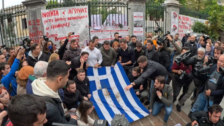 Πολυτεχνείο: Έκλεισαν οι πύλες – Ξεκίνησαν οι πορείες – Ποιοι δρόμοι θα είναι κλειστοί