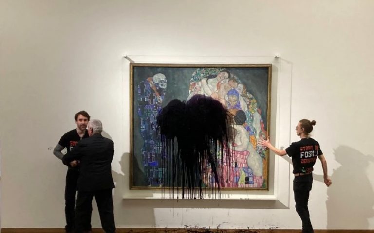 Αυστρία: Ακτιβιστές για το κλίμα πέταξαν μαύρο υγρό σε πίνακα του Κλιμτ