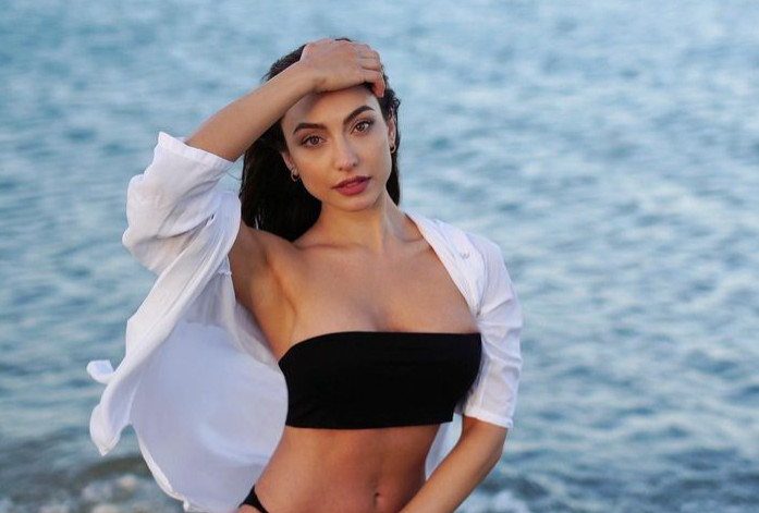 Έλενα Πιερίδου: Φωτογραφίζεται τόπλες και οι θαυμαστές της παραληρούν