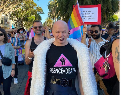 Τζο Μπάιντεν: Non-binary αξιωματούχος του κατηγορείται ότι έκλεψε βαλίτσα με 2.325 δολάρια σε αεροδρόμιο