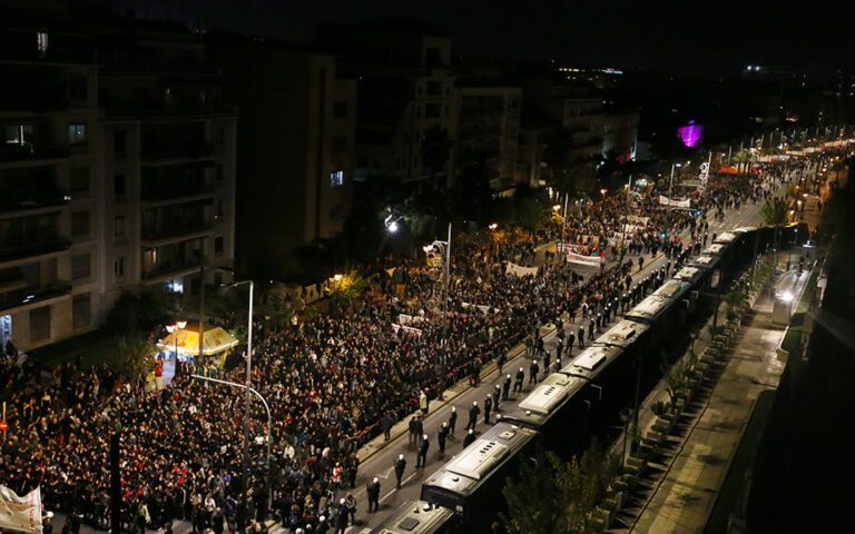 Πορεία στην πρεσβεία: Αντιφατικότητα και ειρωνεία