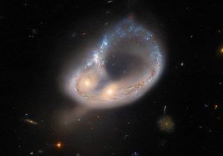 Το Hubble καμαρώνει γαλαξίες να ενώνονται εις σάρκα μίαν