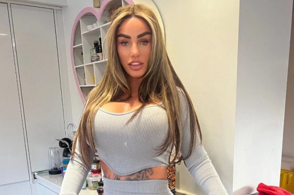 Κέιτι Πράις: Την παρακαλούν να σταματήσει τις πλαστικές επεμβάσεις γιατί θα πεθάνει