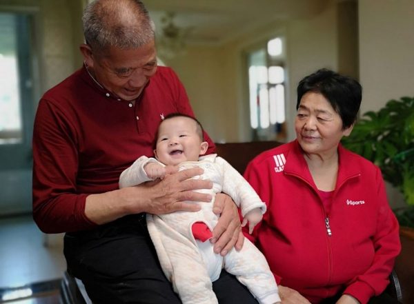 Έχει εγγόνια και έκανε παιδί στα 68 – Οι γιατροί και τα άλλα παιδιά της ήλπιζαν να κάνει έκτρωση