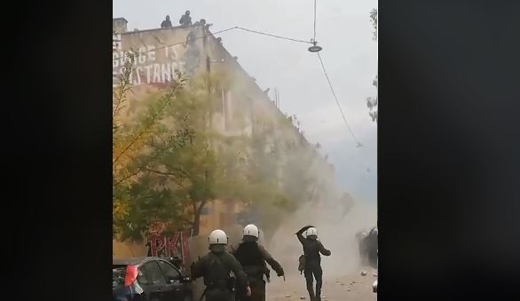 Προσφυγικά: Βίντεο από την επιχείρηση της ΕΛ.ΑΣ - Πέταξαν στους αστυνομικούς ακόμη και πόρτες