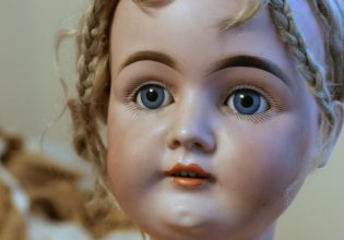 Πώς οι κούκλες πορσελάνης έγιναν το απόλυτο βικτωριανό σύμβολο κύρους