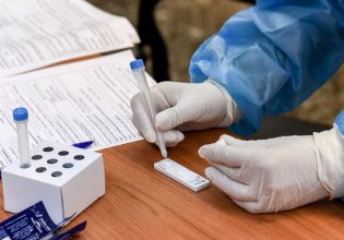 Κοροναϊός: Ώρα αποφάσεων για rapid test ανεμβολίαστων εργαζόμενων – Μέχρι πότε θα ισχύει