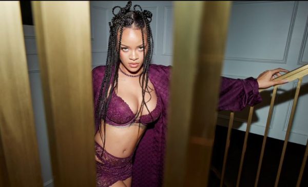 H Ριάνα έβαλε τα πρόστυχα, τα μαύρα τα εσώρουχά της και μας τρέλανε