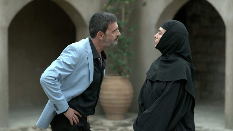 Μαύρο Ρόδο – Spoiler: Η Αλεξία προσπαθεί να μάθει ποιος είναι ο εραστής της μητέρας της