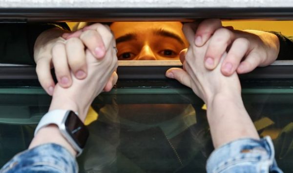 DW: Τι λένε οι γυναίκες των Ρώσων που λιποτάκτησαν;