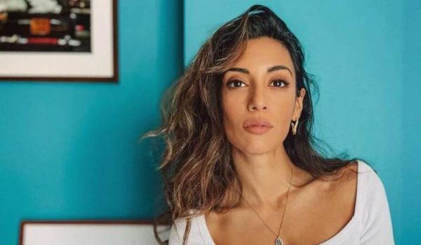 Ευγενία Σαμαρά: Ποζάρει αλά Αντζελίνα Τζολί και οι θαυμαστές της παραληρούν