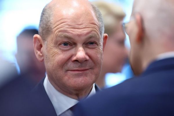 Ο Γαλλικός τύπος επικρίνει τον Σολτς για το ταξίδι του στην Κίνα