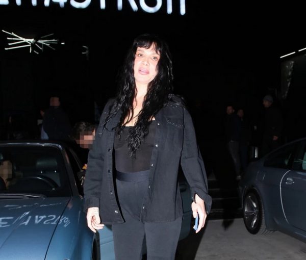 Χαμός με την εμφάνιση της Πάολας – Πήγε στα μπουζούκια με πέδιλο και άσπρες κάλτσες