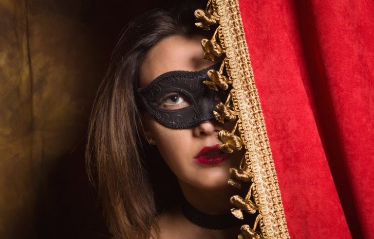 Τι συμβαίνει μέσα στα sex club; – Εργαζόμενες αποκαλύπτουν όλα τα μυστικά τους