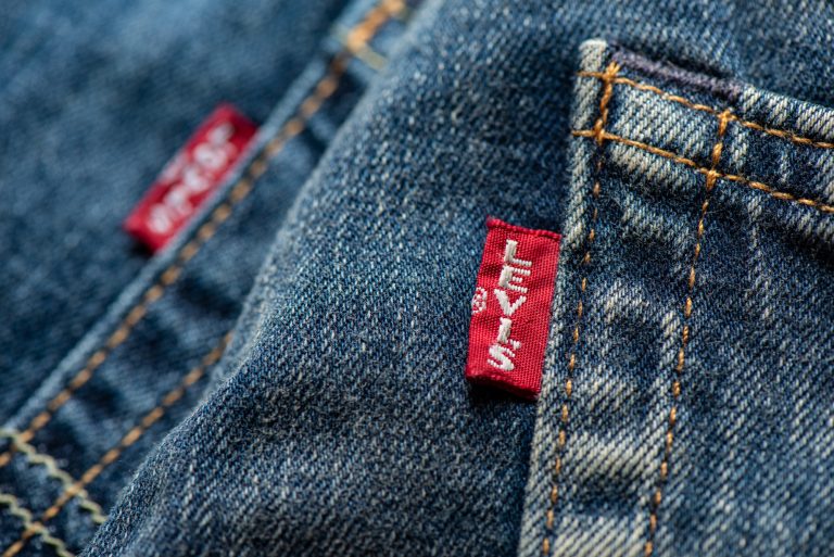 Τα ελληνικά Levi’s: Από την κορυφή, στο άδοξο τέλος της εταιρείας που έφτιαχνε το διασημότερο παντελόνι στον κόσμο